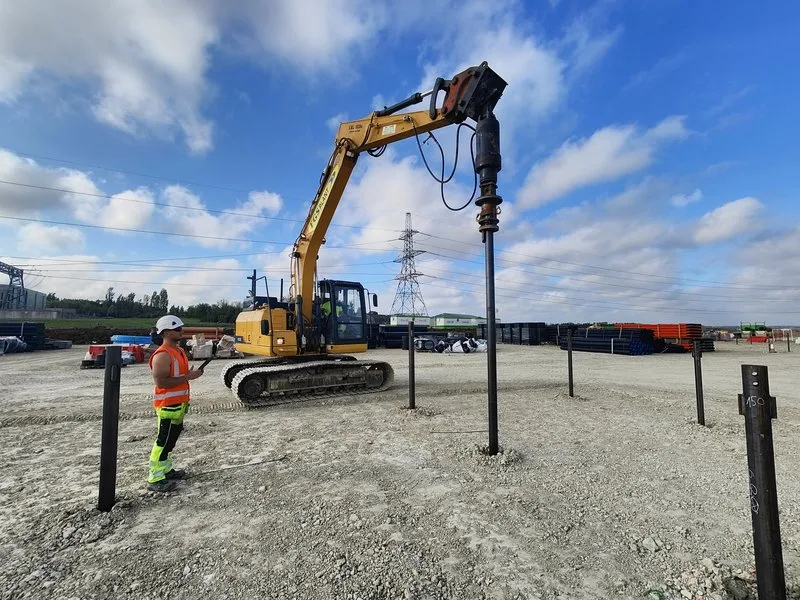 Hallenneubau auf Schraubpfahlgr&uuml;ndung