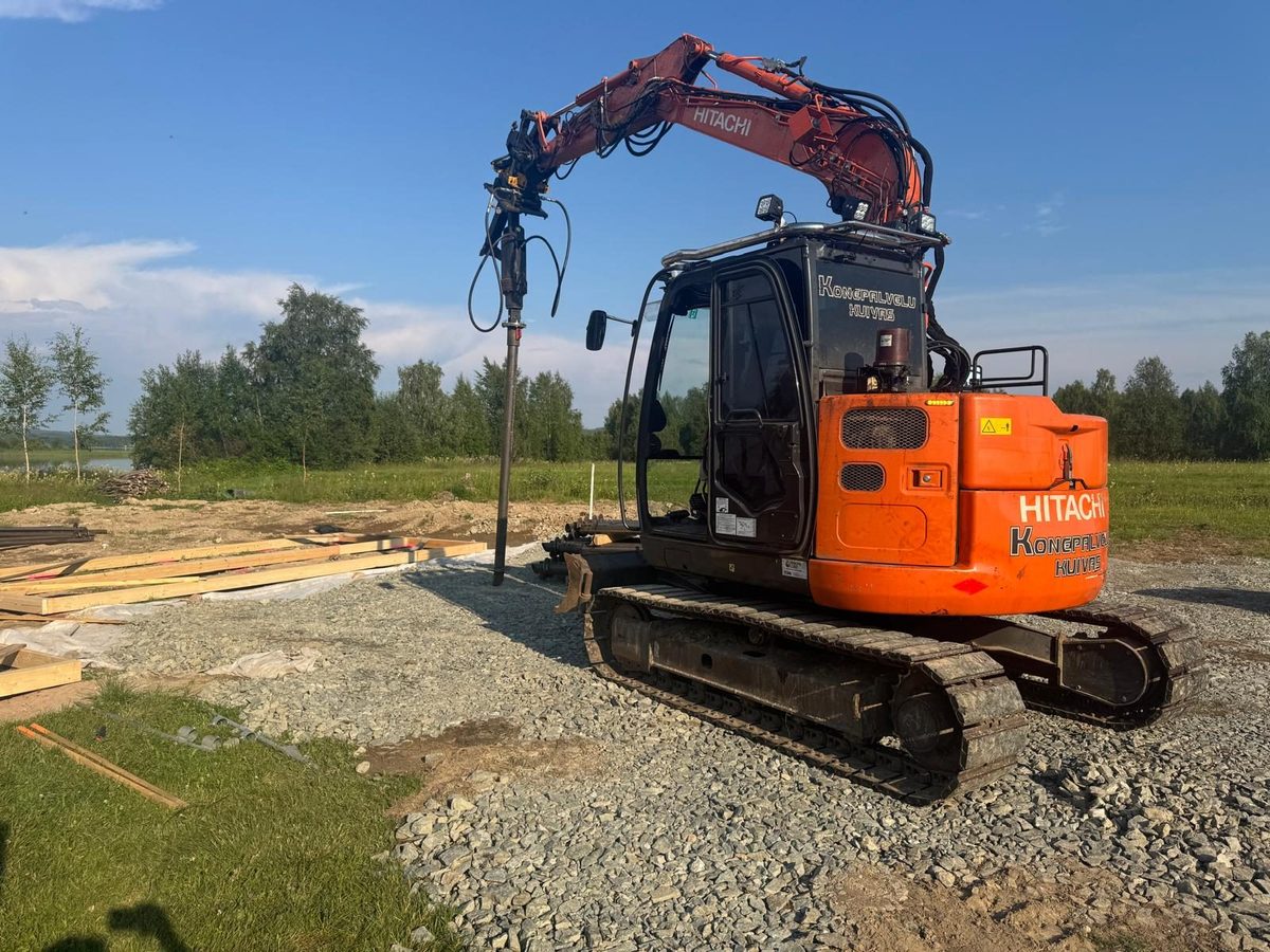 Schraubpfahl-Fundament für Wohnhaus, Bagger auf Baustelle