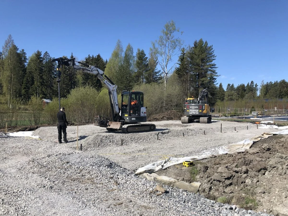 Schraubpfahl-Fundament f&uuml;r Gew&auml;chshauskomplex bei Cassandras Tr&auml;dg&aring;rd, Porvoo