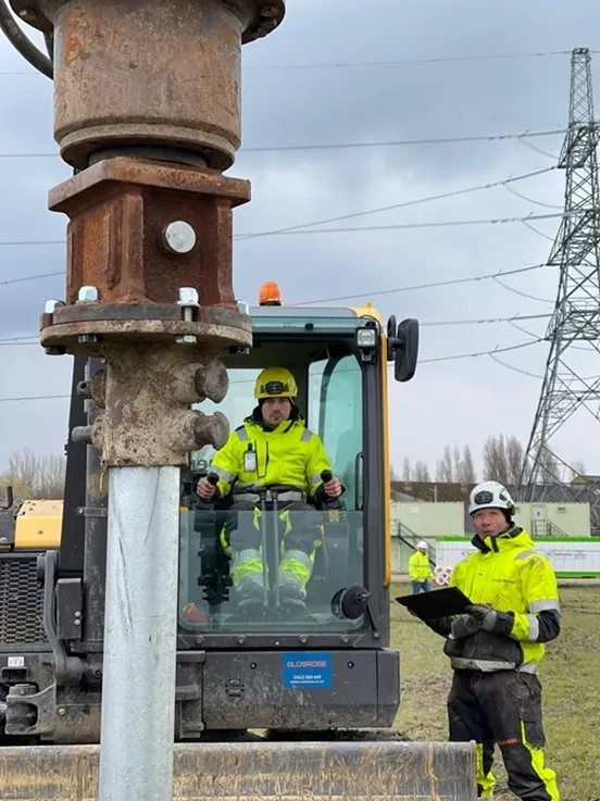 Schraubpfahl wird mit hydraulischem Antriebskopf installiert
