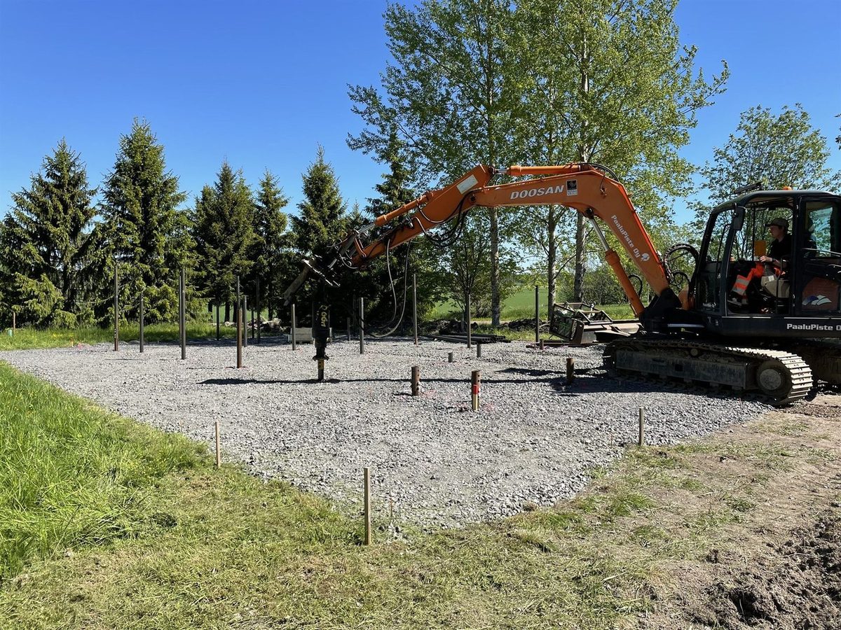 Schraubpfahl-Installation auf der Baustelle