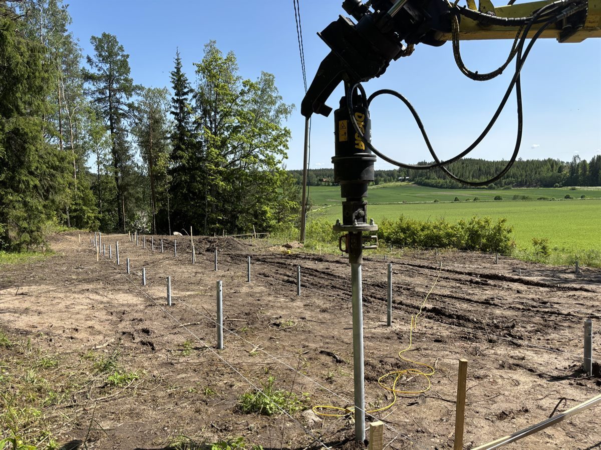 Gro&szlig;fl&auml;chige Pfahlinstallation